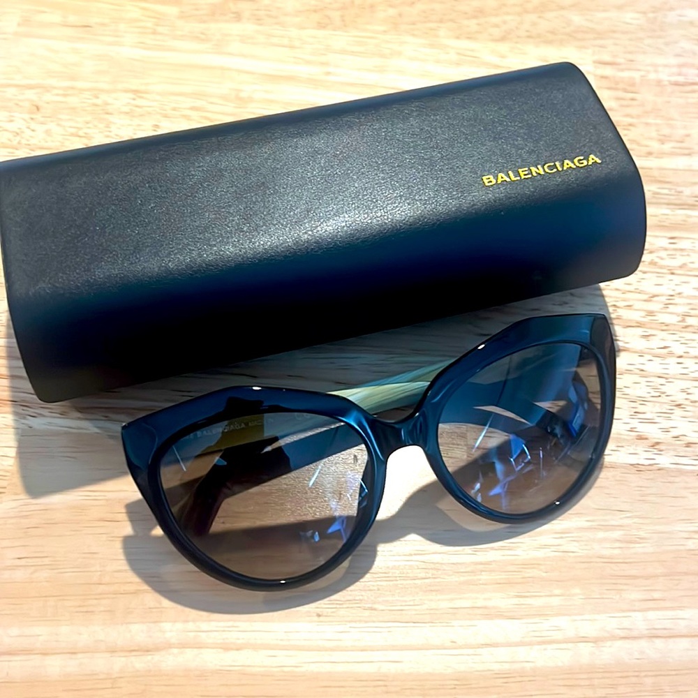 Balenciaga women’s sunglasses. Green, black w symbol on glasses for show.